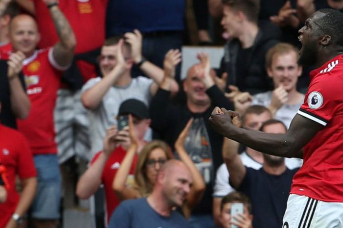 Romelu Lukaku merayakan gol pertama Manchester United ke gawang West Ham pada laga Liga Inggris di Old Trafford, Minggu (13/8/2017). 