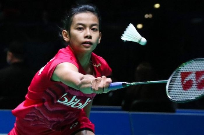  Pebulu tangkis tunggal putri Indonesia, Dinar Dyah Ayustine, berusaha mengembalikan kok dari pemain Swiss, Natalia Koch Rohde, pada babak pertama All England di Barclaycard Arena, Birmingham, Rabu (8/3/2017). 