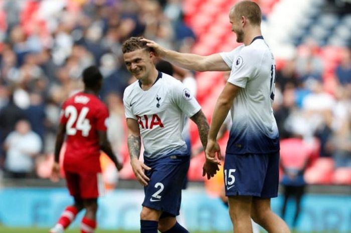 Kieran Trippier (kiri) dan Eric Dier merayakan kemenangan Tottenham Hotspur atas Fulham dalam laga L