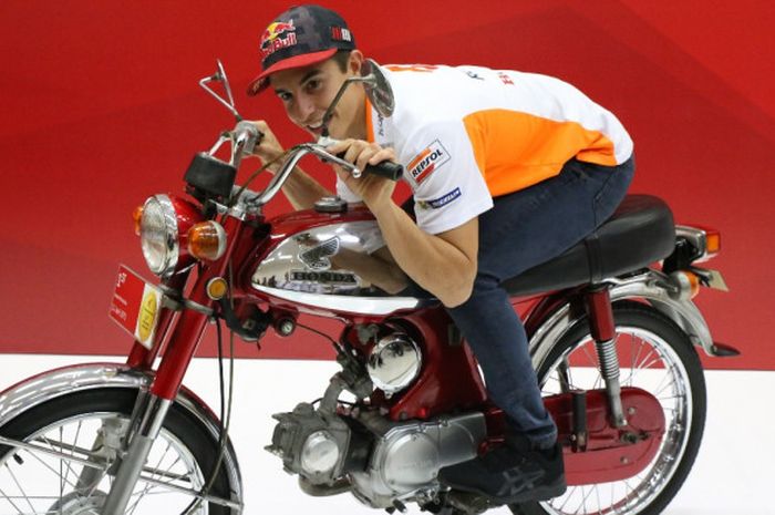 Pebalap Repsol Honda Team, Marc Marquez, berpose dengan motor lawas Honda S 90 yang diproduksi oleh PT Astra Honda Motor (AHM) pada era 60-70an, di Sunter, Jakarta Utara, Senin (16/10/2017).