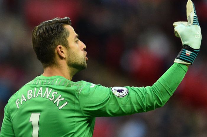 Kiper Swasnea City, Lukasz Fabianski, dalam laga kontra Tottenham Hotspur di Stadion Wembley, Sabtu (16/9/2017)