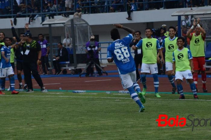 Selebrasi Patrich Wanggai seusai mencetak gol kedua Persib saat menjamu Sriwijaya FC pada pekan ke-19 Liga 1 2018 di Stadion Gelora Bandung Lautan Api, Kota Bandung, 4 Agustus 2018.