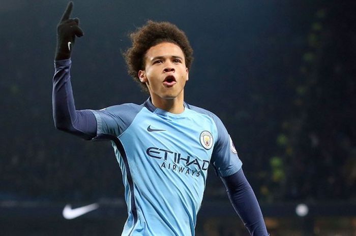 Gelandang Manchester City, Leroy Sane, melakukan selebrasi seusai mencetak gol pertama timnya saat melawan Tottenham Hotspur dalam laga lanjutan Premier League 2016-2017 di Stadion Etihad, Manchester, pada 21 Januari 2017.