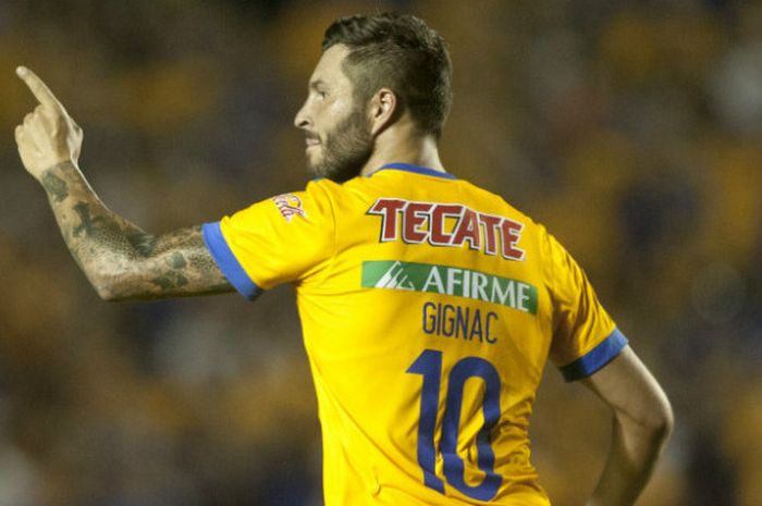 Striker UANL Tigres, Andre-Pierre Gignac, melakukan selebrasis eusai menjebol gawang Pumas dalam laga di Universitario Stadium, 19 Agustus 2017