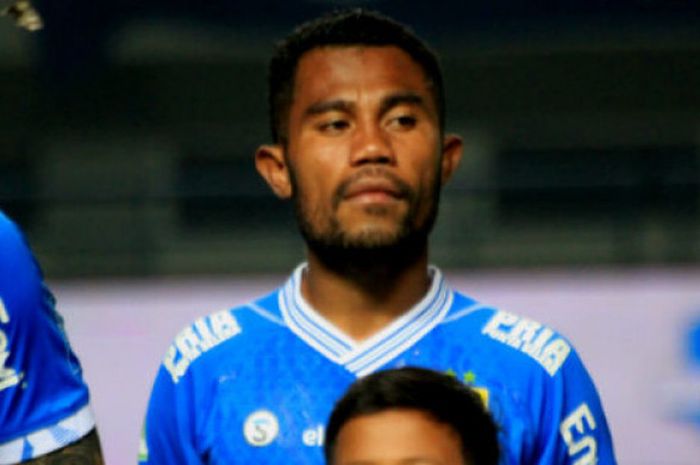  Bek Persib asal Ternate, Ardi Idrus sebelum sepak mula laga Persib vs PSIS di Stadion Gelora Bandung Lautan Api, Minggu (8/7/2018). 