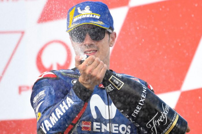  Maverick Vinales merayakan keberhasilannya finis di urutan ketiga saat balapan MotoGP Jerman di Sirkuit Sachsenring, Jerman, Minggu (15/7/2018).  