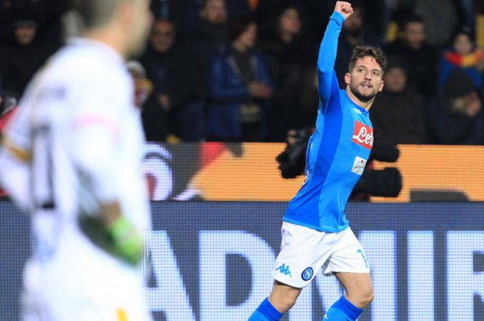 Selebrasi penyerang Napoli, Dries Mertens, seusai mampu membobol gawang Benevento dalam laga Liga Italia 2017-2018 di Stadion Ciro Vigorito, Benevento, Italia, pada Minggu (4/2/2018).