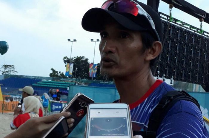 Pelatih tim voli pantai putri Indonesia, Agus Salim, memberi komentar atas penampilan Ditha Juliana/Putu Dini pada penyisihan Asian Games 2018 pada Kamis (23/8/2018).