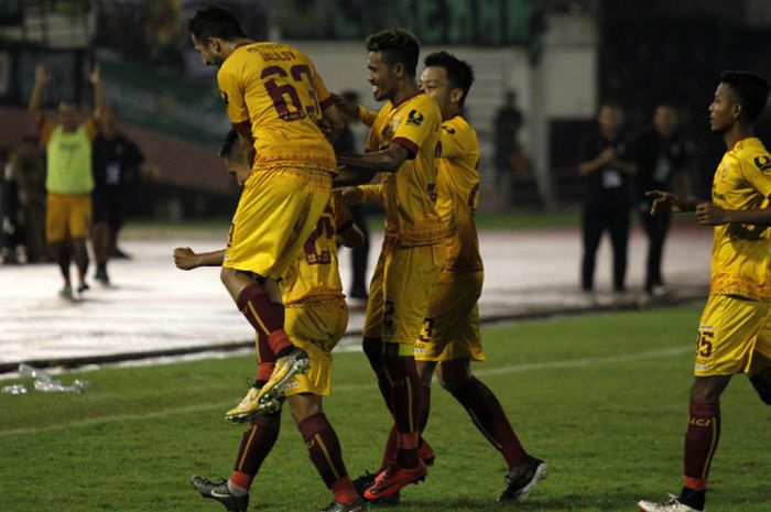 Pemain Sriwijaya FC saat merayakan gol Syahrian Abimanyu ke gawang Arema FC, Minggu (4/2/2018).