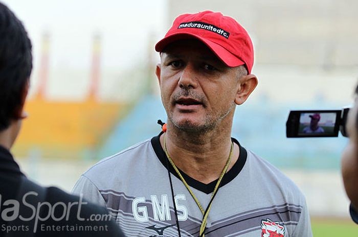 Pelatih Madura United, Gomes de Oliveira, menjawab pertanyaan wartawan usai memimpin latihan rutin di Stadion Gelora Bangkalan, Jawa Timur, Rabu (06/09/2017) sore.