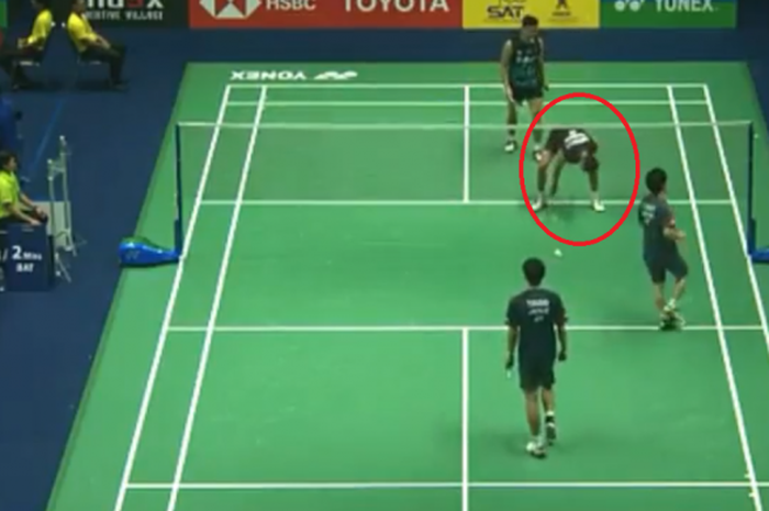 Ade Yusuf Santoso (lingkaran) membanting raket ke lapangan ketika melawan Takuto Inoue/Yuki Kaneko (Jepang) di perempat final Thailand Open 2018, Jumat (13/7/2018).