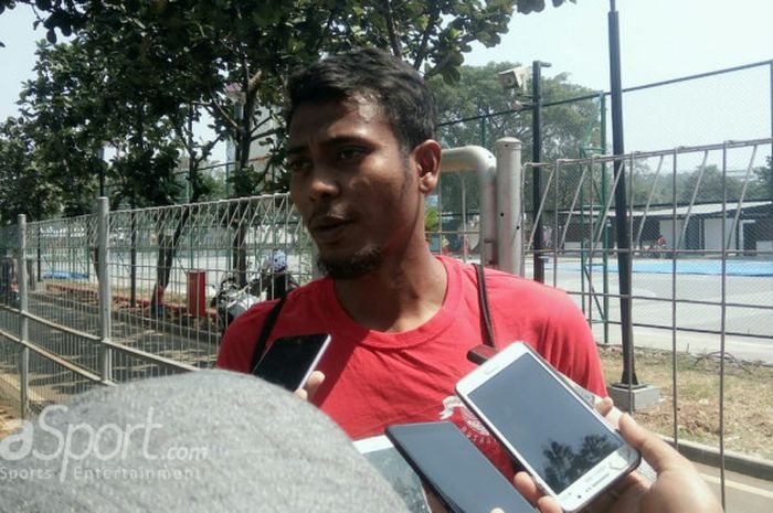 Gelandang timnas U-23 Indonesia, Zulfiandi menjawab pertanyaan wartawan setelah menjalani sesi latih