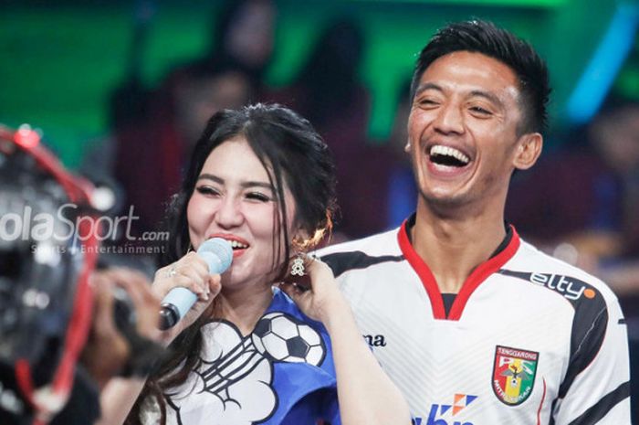 Gelandang Mitra Kukar, Bayu Pradana, bernyanyi bersama Via Vallen dalam acara peluncuran Liga 1 2018 di Studio Indosiar, Senin (19/3/2018)