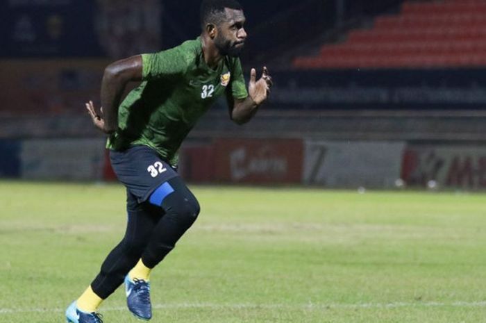 Bek asal Indonesia, Yanto Basna, berlatih dalam sesi latihan klub barunya, Sukhothai FC, di Liga 1 Thailand.