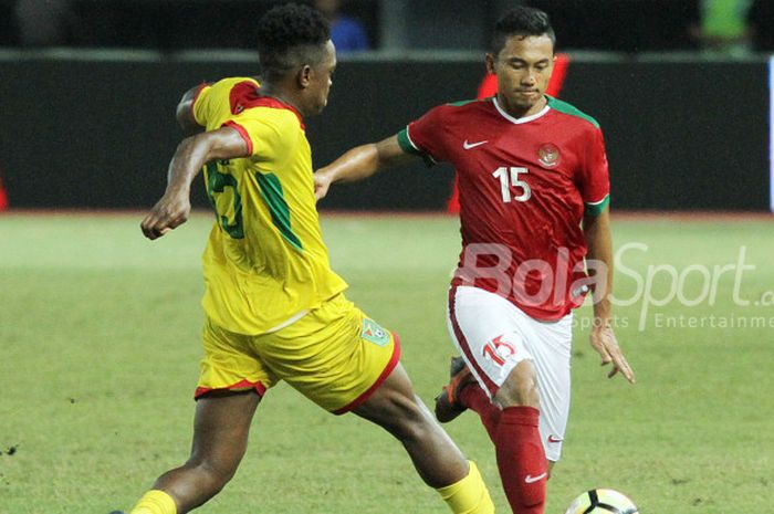  Aksi Ricky Fajrin saat menghadapi Timnas Guyana di Laga Pesahabatan, Sabtu (25/11/2017) 