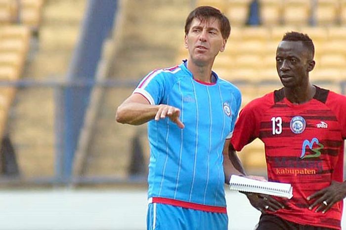 Pelatih Arema FC, Milan Petrovic (kiri) berdiskusi dengan striker Makan Konate, dalam sesi latihan di Stadion Gelora Bandung Lautan Api, Rabu (12/9/2018), menjelang laga Liga 1 2018 melawan Persib Bandung.