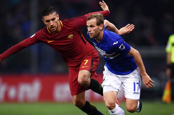 Aksi bek kiri Sampdoria, Ivan Strinic (kanan), saat berduel dengan gelandang AS Roma, Lorenzo Pellegrini, dalam pertandingan Liga Italia 2017-2018 di Stadion Luigi Ferraris, Genoa, Italia, pada 24 Januari 2018. 