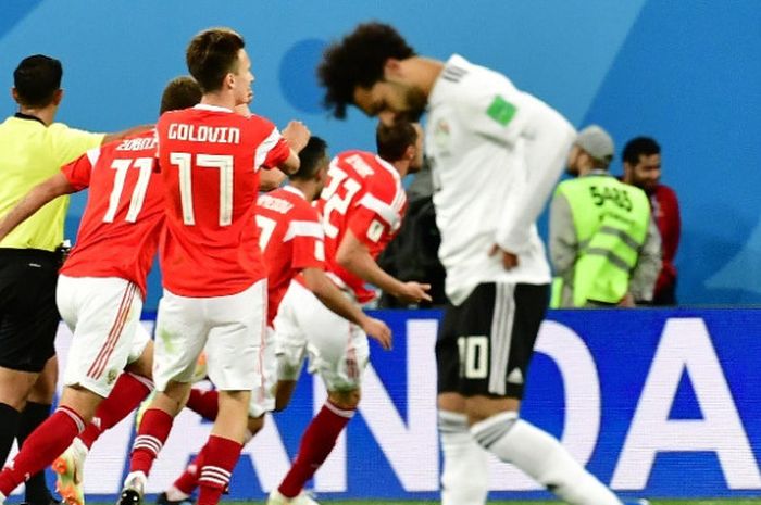 Mohamed Salah tertunduk lesu seusai pemain Rusia menjebol gawang Mesir dalam penyisihan grup Piala Dunia 2018 di St Petersburg Stadium, Selasa (6/19/2018)