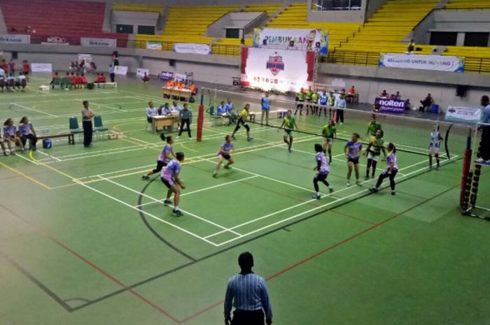 Pertandingan lanjutan babak penyisihan Pool W Kejurnas Bola Voli Antar Klub U-17 antara tim putri Bahana Jabar (hijau) vs tim Indonesia Muda Sragen (ungu) di GOR Amongraga, Yogyakarta, Kamis (30/11/2017).