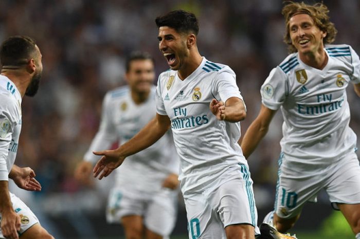 Selebrasi gelandang muda Real Madrid, Marco Asensio (tengah), merayakan keberhasilan dirinya mencetak gol ke gawang FC Barcelona dalam laga leg 2 Piala Super Spanyol 2017 di Stadion Santiago Bernabeu, Madrid, Spanyol, pada Rabu (16/8/2017).