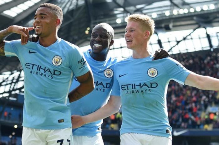 Kevin de Bruyne (kanan), Benjamin Mendy (tengah), dan Gabriel Jesus merayakan gol Manchester City ke gawang Liverpool dalam partai Liga Inggris di Stadion Etihad, 9 September 2017.