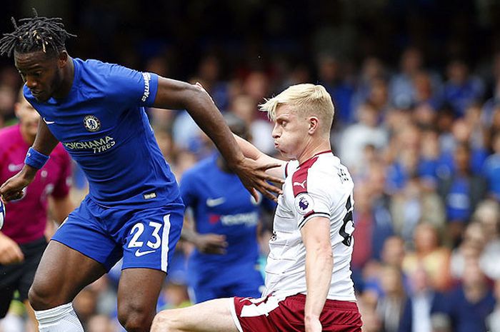 Striker Chelsea, Michy Batshuayi (kiri), berebut bola dengan bek Burnley, Ben Mee, dalam laga lanjutan Liga Inggris 2017-2018 di Stadion Stamford Bridge, London, pada 12 Agustus 2017.