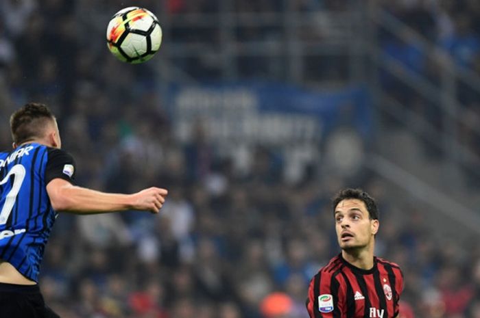 Bek Inter Milan, Milan Skriniar, menyundul bola dalam laga Liga Italia kontra AC Milan di Stadion Giuseppe Meazza, Milan, pada 15 Oktober 2017.