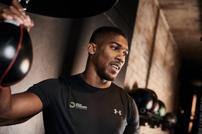 Anthony Joshua saat berlatih di gym.