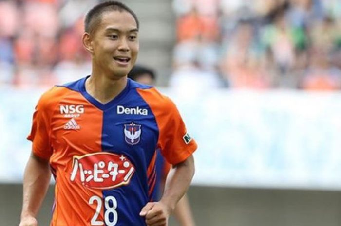 Bek Albirex Niigata, Fumiya Hayakawa saat katif main. 