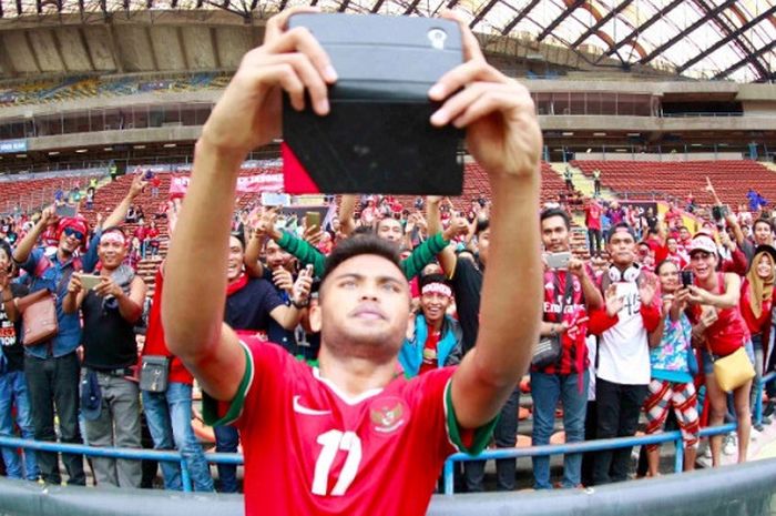 Gelandang Timnas Indonesia U-22 Saddil Ramdani swafoto dengan suporter Merah Putih menjelang duel kontra Thailand dalam cabang sepak bola SEA Games 2017 di Stadion Shah Alam, Selangor, Malaysia, Selasa (15/8/2017) sore WIB.