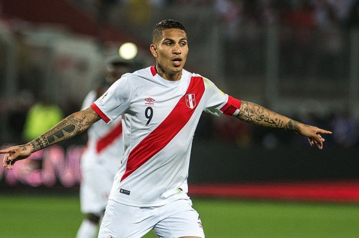 Kapten dan penyerang Timnas Peru, Paolo Guerrero, merayakan gol ke gawang Kolombia dalam laga Kualifikasi Piala Dunia 2018 zona Conmebol di Lima, 10 Oktober 2017.