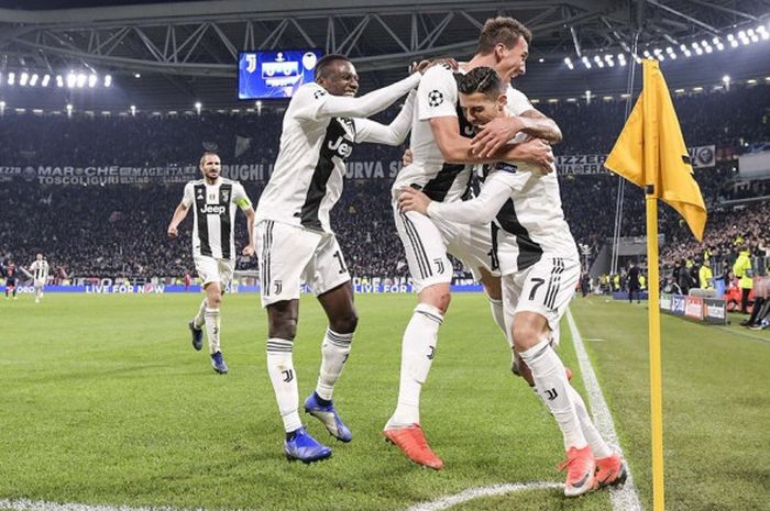 Para pemain Juventus merayakan gol yang dicetak oleh Mario Mandzukic dalam laga Grup H Liga Champions melawan Valencia di Stadion Allianz, Turin, Italia pada 27 November 2018.