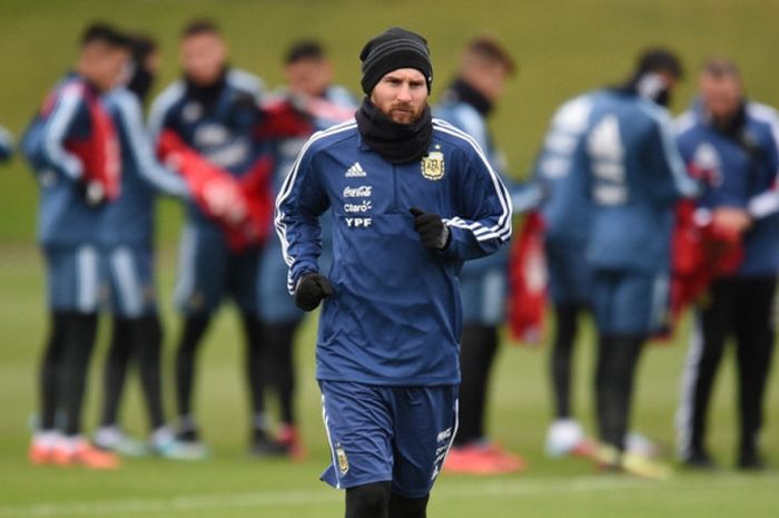 Megabintang Argentina, Lionel Messi, menjalani sesi latihan di City Academy training complex, Manchester, Inggris, pada 21 Maret 2018.