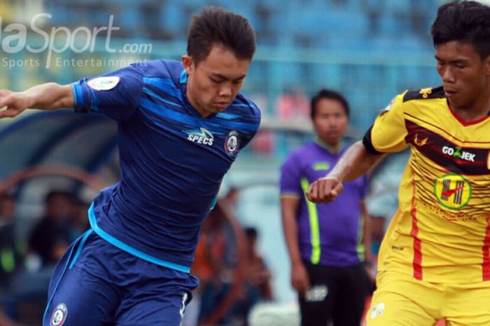 Pemain Arema FC U-19, Vikrian Akbar, melewati hadangan pemain Barito Putera dalam  laga di Stadion Kanjuruhan,  Malang, Rabu (30/8/2017).