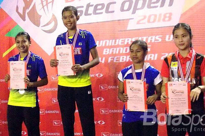 Pebulu tangkis muda dari klub Mutiara Cardinal Bandung, Saifi Rizka Nurhidayah (kedua dari kiri), menerima hadiah gelar juara tunggal remaja putri pada turnamen bulu tangkis Daihatsu Astec Open 2018 di Sporthall Universitas Pendidikan Indonesia (UPI),  24 Februari 2018.
