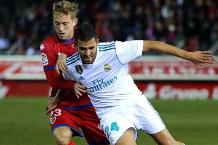 Aksi Dani Ceballos (depan) mempertahankan bola dari kejaran Dani Nieto dalam partai Copa del Rey antara CD Numancia dan Real Madrid di Stadion Los Pajaritos, Soria, 4 Januari 2018.