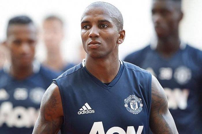 Jose Mourinho memastikan Ashley Young akan tetap di Old Trafford hingga bursa transfer Januari 2017 resmi ditutup.