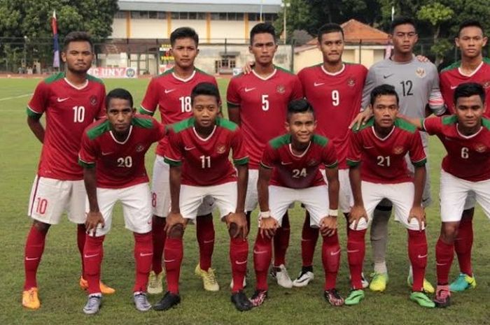 Pemain timnas U-19 Indonesia sebelum menghadapi UNY FC pada partai uji coba di Stadion UNY, Yogyakarta pada Selasa (16/8/2016). 