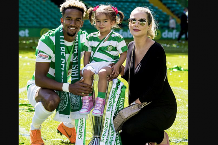 Scoot Sinclair bersama Istri, Helen Flanagan bersama putri mereka , Matilda Jessica Sinclair saat pesta kemenangan Glasgow Celtic