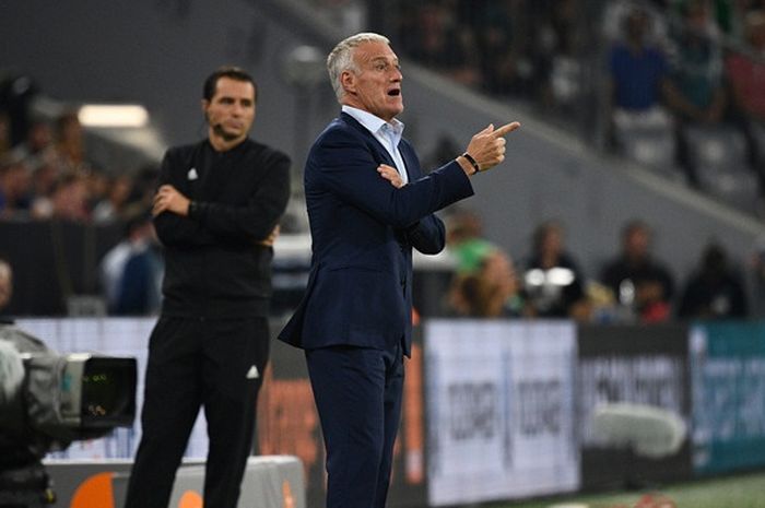 Pelatih Prancis, Didier Deschamps, memberikan instruksi kepada anak-anak asuhnya dalam laga UEFA Nations League kontra Jerman di Stadion Allianz Arena, Muenchen, Jerman pada 6 September 2018.