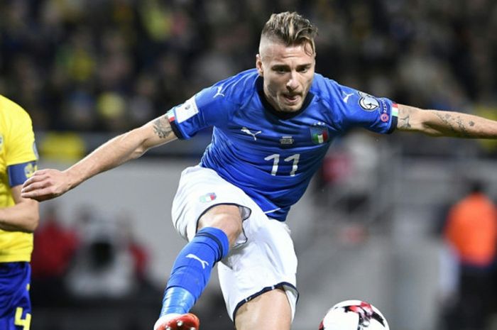 Striker Italia, Ciro Immobile (kanan), berebut bola dengan kapten Swedia, Andreas Granqvist, dalam laga play off Kualifikasi Piala Dunia 2018 Zona Eropa di Solna, Swedia, pada 10 November 2017.