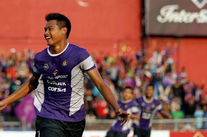 Senyum bahagia penyerang Persik, Septian Bagaskara seusai mencetak gol kemenangan ke gawang PSBK Kot