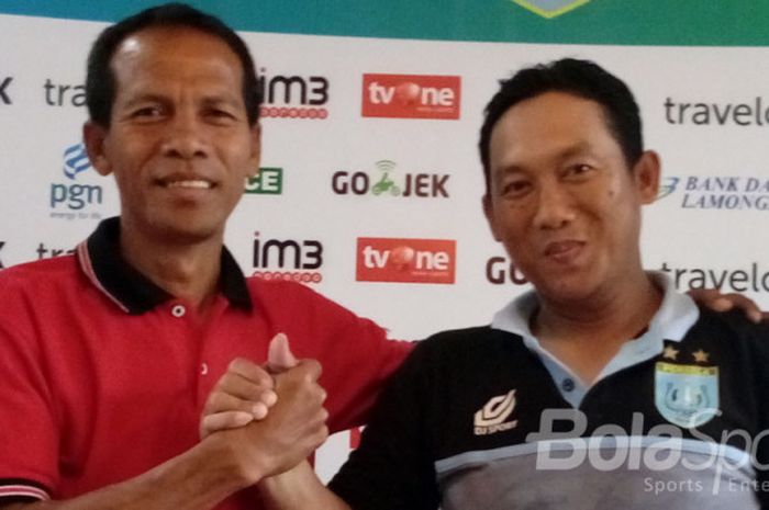 Pelatih Madura United U-19, Yusuf Ekodono (kiri) berjabat tangan dengan pelatih Persela U-19 saat jumpa dengan awak media, Jumat (15/9/2017) di sekretariat Persela Lamongan.