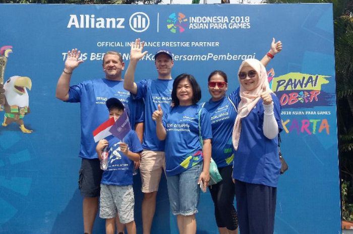 Karin Zulkarnaen, Head of Marketing Management Allianz Indonesia (kedua dari kanan) dalam acara pawai obor Asian PAragames 2018 di Kemenpora, Minggu (30/9/2018)