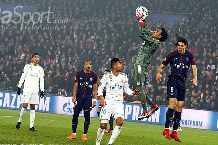 Aksi kiper Real Madrid, Keylor Navas, saat menangkap bola dalam laga leg kedua 16 besar Liga Champions melawan tuan rumah Paris Saint-Germain 2017-2018 di Parc des Princes, Rabu (7/3) dini hari WIB.