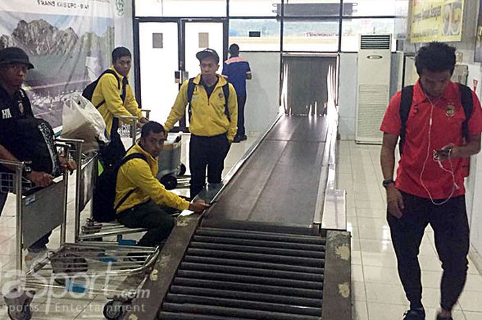 Pemain Sriwijaya FC menunggu bagasi di bandara Stevanus Rumbewas Serui Papua, Kamis (12/10/2017).