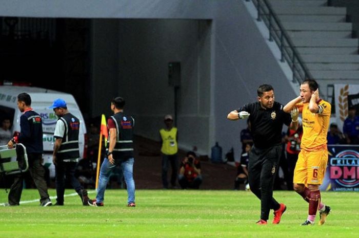 Gelandang Sriwijaya FC, Yu Hyun Koo, mengalami cedera dalam laga semifinal Piala Gubernur Kaltim (PGK) 2018 melawan Borneo FC, Jumat (02/03/18) di Stadion Palaran Samarinda. 