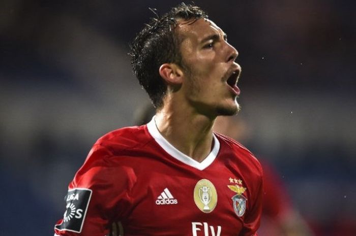 Alex Grimaldo  pada partai Liga Portugal antara Belenenses dan Benfica di Restelo Stadium Lisabon, 23 Oktober 2016.