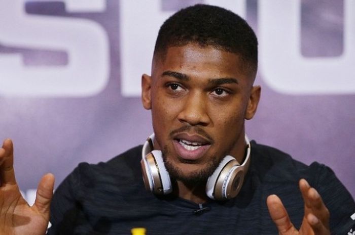 Petinju asal Inggris, Anthony Joshua, berbicara di hadapan awak media pada sesi konferensi pers di London, Inggris, Jumat (27/4/2017).