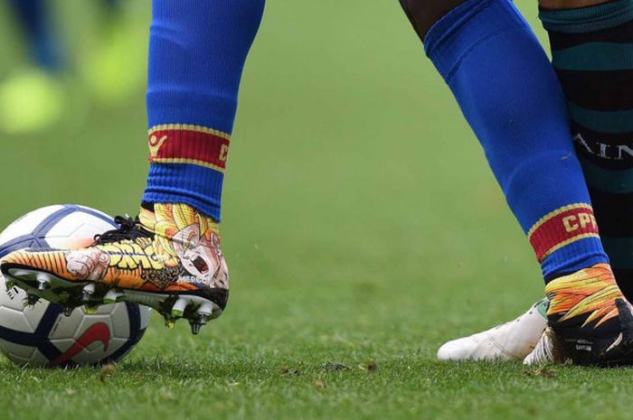 Pemain Crystal Palace, Bakary Sako tampil bergaya dengan sepatu ala Dragon Ball di laga Southampton, Sabtu (16/9/2017).